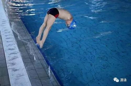 小男孩游泳视频,小男孩畅游泳池欢乐瞬间